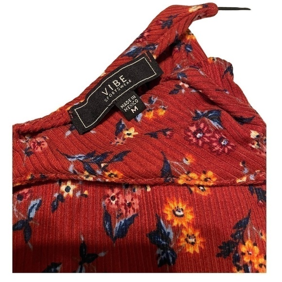 Cute little tank top - Picture 2 of 2